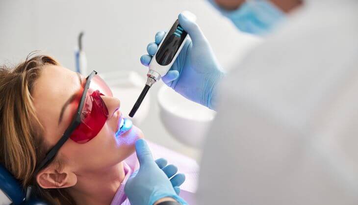 A dentist sealing patient'steeth.