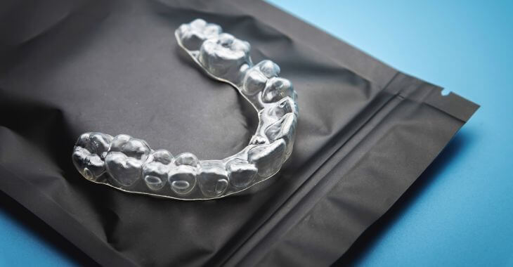 Clear orthodontic aligner