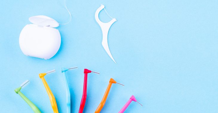 Set of interdental brushes and different types of dental floss.